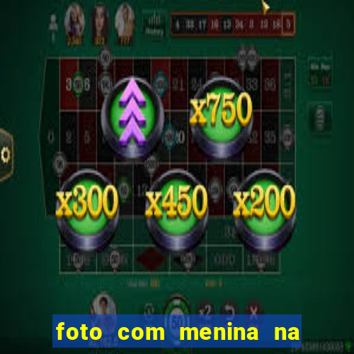 foto com menina na cama fake